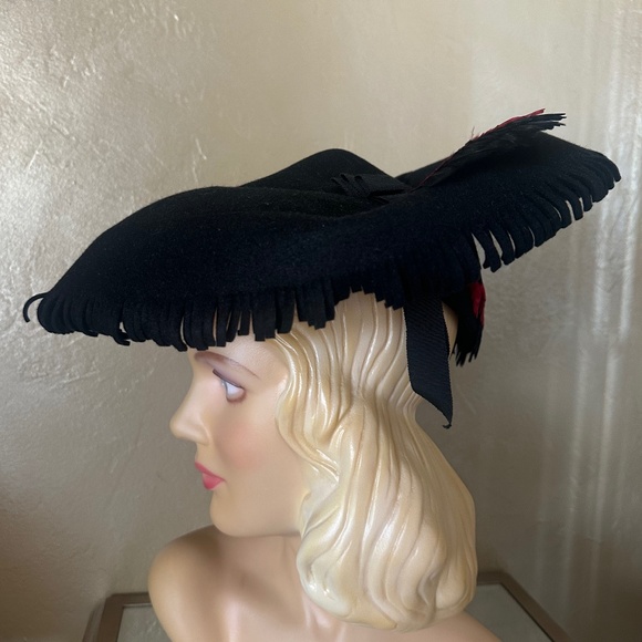 SOPHISTICATED 1940\'s BLACK FELT WIDE FRINGED BRIM HAT + RED/BLACK FEATHER TRIM - main image 10